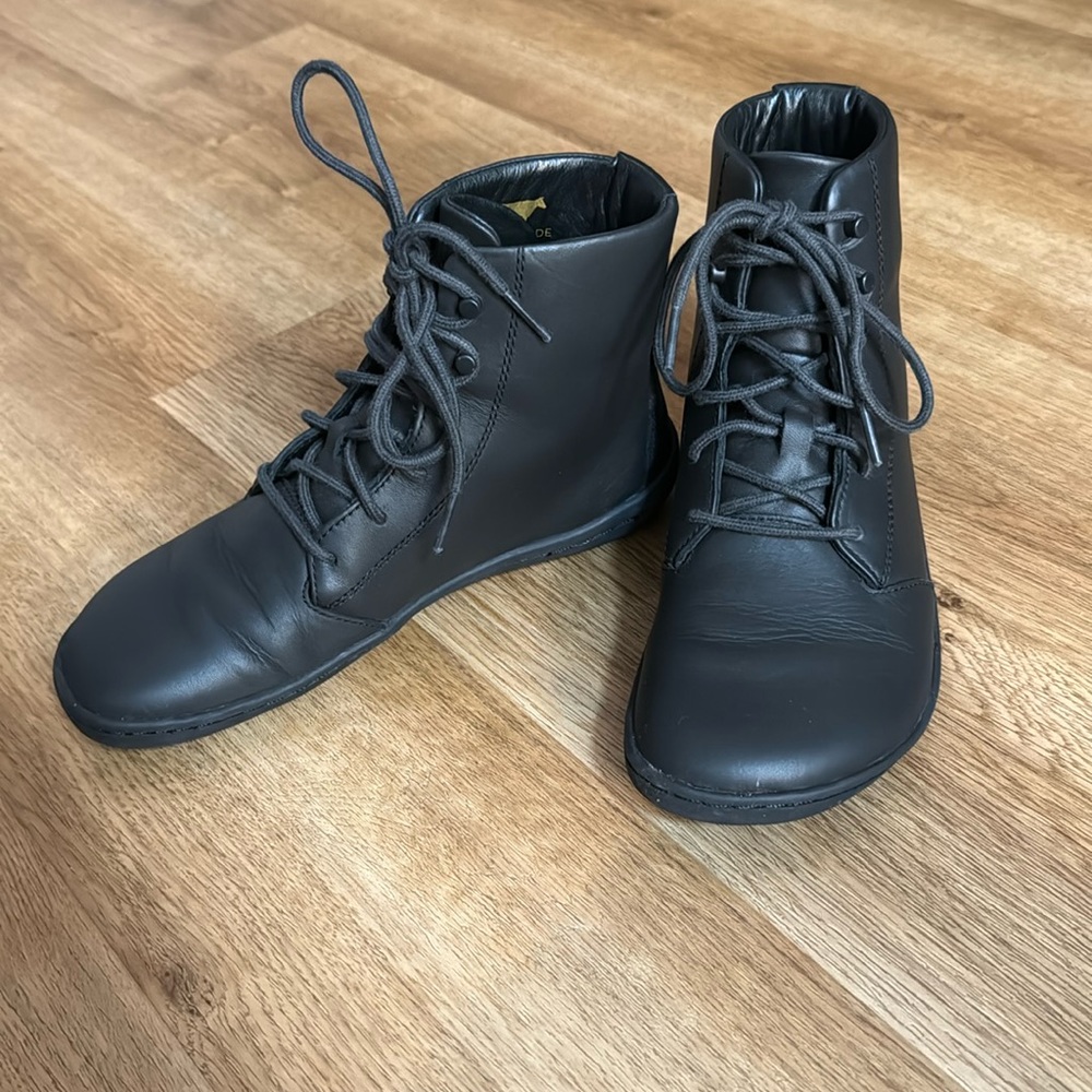 NIB Vivobarefoot women’s GOBI HI IV L obsidian black leather new in box size 35